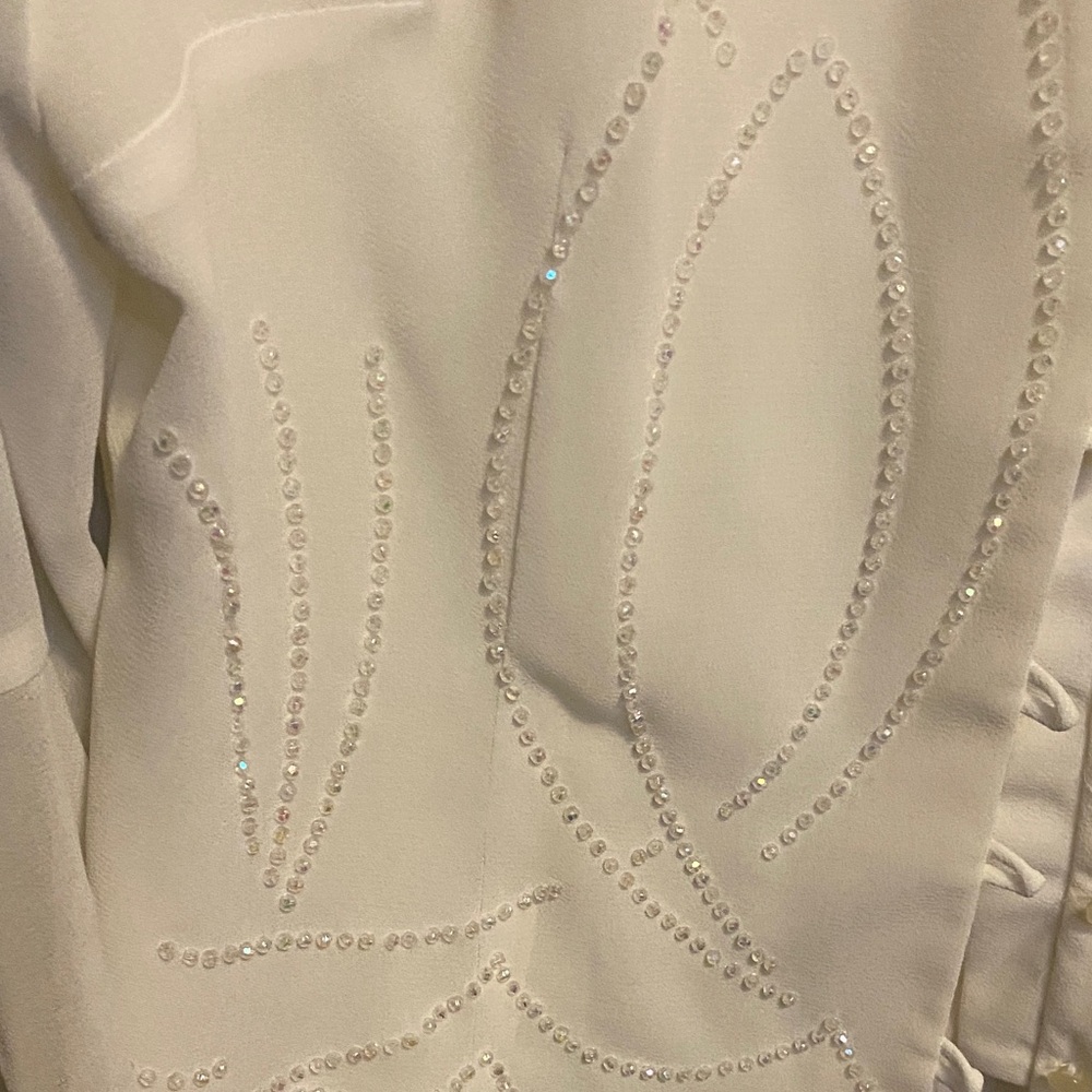 Elegant Cream Blouse with Delicate Detailing - Picture 5 of 7